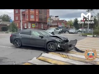 В Батайске подростка снёс забор во время жёсткой аварии.    ДТП произошло на перекрёстке улиц Энгельса и Горького.... (видео)