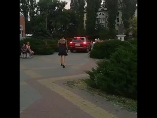 В Батайске водитель Porsche «случайно» заехал на тротуар и тут же пожалел об этом.  Его окружили разгневанные мамы, а... (видео)