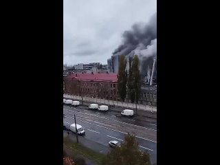 🔥 Здание радиозавода в Киеве обрушилось после ракетного удара    ▪Одно из промышленных зданий продолжало гореть после... (видео)