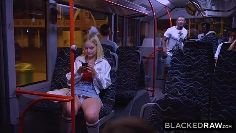 Два тёмнокожих туриста трахнули местную в автобусе