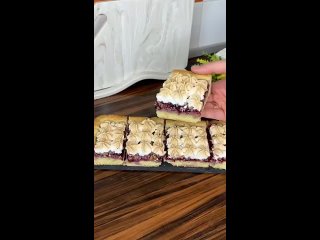Пирог с джемом и орешками😋  Ингредиенты: - сахар - 150 гр  - яичный желток - 3 шт - сливочное масло - 230 гр - сметана... (видео)