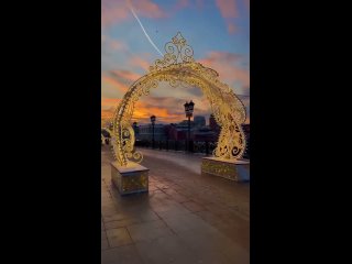 На Патриаршем мосту уже появились новогодние арки.  Уже пора?  👉 Подпишитесь на наш канал в Мах: max.ru/moskow_my (видео)