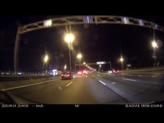 А ведь всего-то надо было посмотреть влево и проверить мертвую зону! Еле успела оттормозиться, хорошо, что сзади никого... (видео)