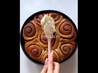 Булочки «Синнабон»🥐   Ингредиенты: - мука - 550 гр - дрожжи - 7 гр - яйцо - 2 шт - молоко - 250 мл - сахар - 100 гр -... (видео)