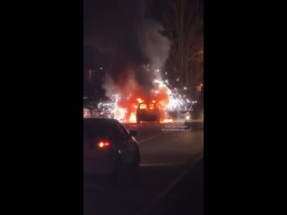 Вспыхнул автомобиль на Бебеля, 160.  Люди пытаются потушить своими силами, пожарные пока не приехали. (видео)