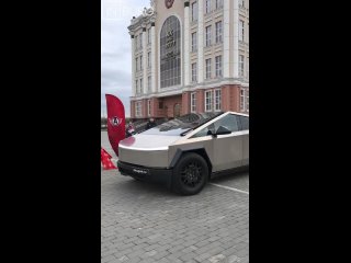 Защитник «Автомобилиста» устроил дуэль в фигурном вождении на Tesla Cybertruck  В Музейном комплексе Верхней Пышмы... (видео)