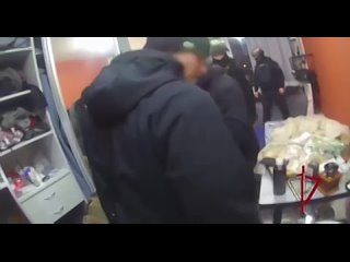 В Санкт-Петербурге транспортная полиция при содействии УФСБ и ОМОН «Балтика» Росгвардии задержала молодую пару,... (видео)