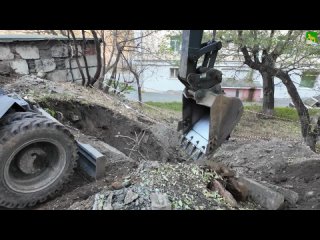 ✔Бригады рабочих устраняют повреждение на теплосетях на Баляева, 3 во Владивостоке. Работы осложнены тем, что на... (видео)