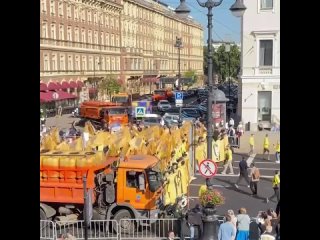 Крестный ход проходит в Петербурге к в честь Дня перенесения мощей Александра Невского. Тысячи верующих приняли участие... (видео)