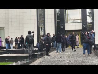 Романа Попова кремируют — это была последняя просьба актёра. Прах развеят над Чёрным морем. Сейчас в Москве проходит... (видео)