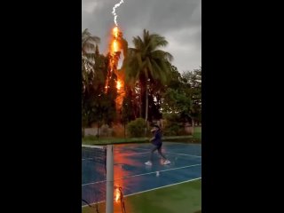 Моменты удара молнии рядом с человеком (видео)