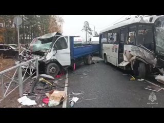 Большая Ижора. Лобовое автобуса 672 и грузовика.  Сообщение о дорожно-транспортном происшествии в Ломоносовском районе,... (видео)