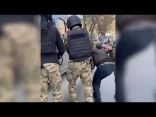 🚨 В Крыму задержан украинский агент, собиравший данные о военных объектах и ПВО, — ФСБ.    Силовики задержали в Крыму... (видео)