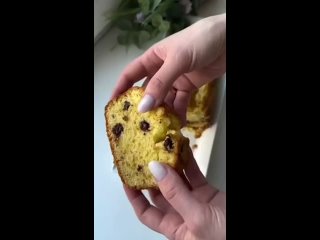 Пышный кекс к чаю😊  Ингредиенты: - сливочное масло - 180 гр - сахар - 180 гр - яйцо - 3 шт - разрыхлитель - 1 ч.л -... (видео)