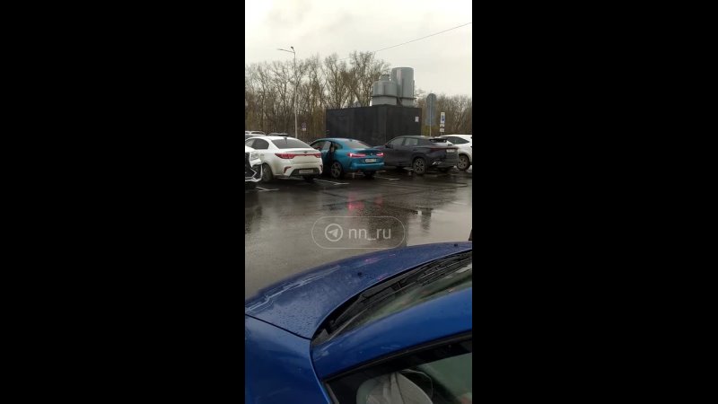 Нижегородец пристыдил водителей за парковку на местах для инвалидов    По словам нашего подписчика, он уже много лет... (видео)