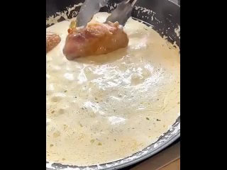 Курочка в сливочно - чесночном соусе😋  Ингредиенты: - курица - 1-1,5 кг - сливки 20% - 500-600 мл - чеснок - 1 головка... (видео)