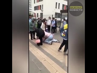 Родительский комитет устроил публичную драку.    Поводом стал спор о стоимости подарков ко Дню учителя. Обсуждение... (видео)
