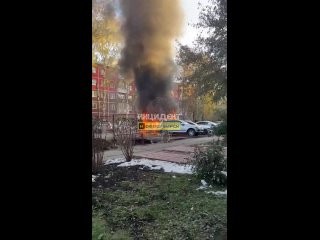 В Новосибирске сгорел автомобиль и пострадали соседние   Инцидент произошел на улице Новогодней, 17. Очевидцы сообщили,... (видео)