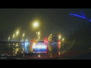 Таксисту пофигу на себя и на других участников движения, главное, съезд не пропустить. (видео)