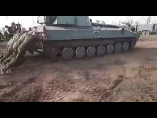 Русские даже танк с толкача заводят