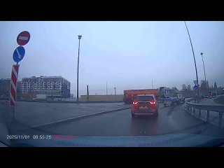 Грузовой и легковой грустят и моргают у выезда из Славянки на Московское шоссе. (видео)