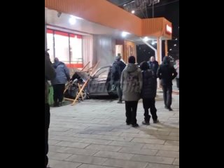 Водитель сбил трех детей и протаранил продуктовый магазин в Свердловской области — две девочки скончались на месте   ... (видео)