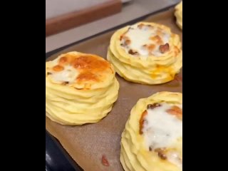 Безумно сочные гнёзда😍  Ингредиенты: - говяжий фарш - 700 гр - сливочное масло - 50 гр - лук - 1 головка  - болгарский... (видео)
