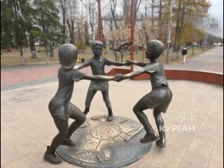 Мы решили «оживить» знакомую курганцам скульптуру «Детство» из Детского парка.   Получилось необычно 🙃  Как вам? Какую... (видео)