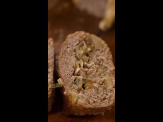 Мясной рулет🥩   Ингредиенты: - лук - 1 головка  - чеснок - 3 зубчика  - шампиньоны - 150 гр - соль - по вкусу - перец... (видео)