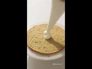 Фисташковый торт с малиной🍰   Ингредиенты: - сливочное масло - 150 гр - сахар - 150 гр - яйцо - 4 шт - сметана - 250... (видео)