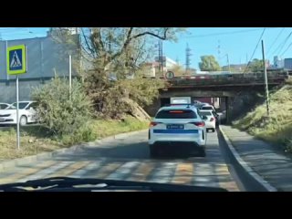 🫣В районе Набережной под ж/д мостом в очередной раз застрял грузовик. (видео)