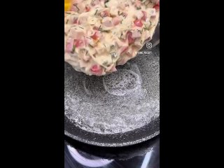 Ленивый завтрак😊  Ингредиенты: - колбаса - 150 гр - помидор - 1 шт - сыр - 100 гр - яйцо - 2 шт - мука - 2 ст.л -... (видео)