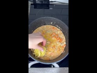 Вкусный ужин😍  Ингредиенты: - филе бедра - 300 гр - морковь - 1 шт - лук - 1 шт - помидор - 2 шт - соль - по вкусу -... (видео)