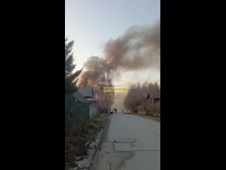 На улице Павлова горит частный дом. Пожарные на месте.   О пострадавших не сообщается. (видео)