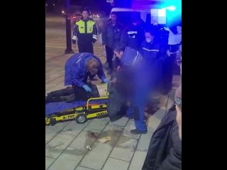 Появились кадры первых минут аварии, которая произошла вечером 27 октября в Ревде. Водитель на «Ладе» вылетел на... (видео)