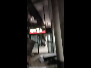 На Ладожском вокзале вечером  произошло обрушение части конструкции крыши со стороны улицы Зольной, включая фрагменты,... (видео)