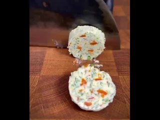 Сливочное масло для стейков😋  Ингредиенты: - сливочное масло - 100 гр - укроп - 10 гр - перец - по вкусу - соль - по... (видео)