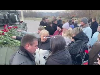 🌹 Сотни людей возложили цветы в память о погибших при взрыве на заводе в Копейске   На мероприятии перед жителями... (видео)
