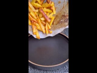 Хрустящая запеченная картошка😍  Ингредиенты: - картофель - 4-5 шт - подсолнечное масло - 1 ст.л - майонез - 1 ст.л -... (видео)
