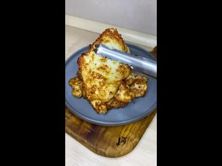 Сочные куриные отбивные😋  Ингредиенты: - куриное филе - 1 кг - яйцо - 3 шт - майонез - 2 ст.л - горчица - 1 ч.л -... (видео)