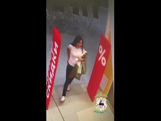 Девушка обворовала нескольких людей в нижегородском ТЦ. Одна из пострадавших, Ирина Визгунова, рассказала в своем... (видео)