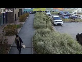 😡Возле ЖК «Изумрудный Бор» на Эльмаше рассыпали собачью отраву  Местные рассказали, что это сделала одна из жительниц... (видео)