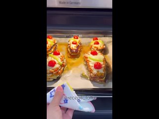 Баклажаны с мясной начинкой🍆  Ингредиенты: - баклажан - 2 шт - фарш - 300 гр - лук - 1 шт - болгарский перец - 1 шт -... (видео)