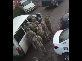 10 человек (!) на одного! Всех 10 человек надо было мобилизовать вместо одного! - Юля Иванова