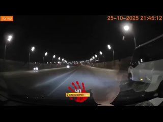 Разборки с ножом на дороге в Новосибирске   Ехали по Бугринскому мосту, никого не трогали, человек начал моргать, чтобы... (видео)