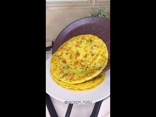 Кабачковые лепёшки с картофелем🥰  Ингредиенты: - яйцо - 2 шт - соль - 1 ч.л - сахар - 1 ч.л - вода - 300 мл - молоко -... (видео)