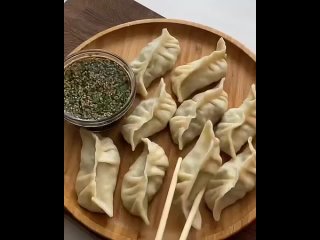 Корейские пельмени🥟   Ингредиенты: - мука - 600 гр - яйцо - 1 шт - вода - 250 мл - соль - по вкусу - говяжий фарш -... (видео)