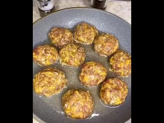 Котлеты с тертым картофелем😍  Ингредиенты: - фарш - 350 гр - картофель - 3 шт - лук - 1 шт - соль - по вкусу - перец -... (видео)