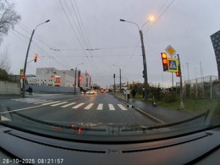 Т.е. встать в пробку, и не пропустить автобус, перегородив ему проезд, это нормально? Да уж.... - Михаил Синица