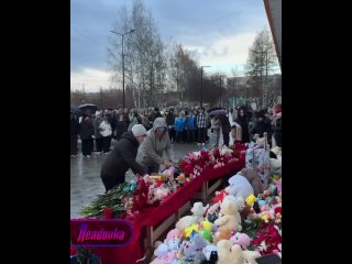 В Ревде жители прощаются с двумя девочками, которых задавил пьяный водитель    На месте страшной... (видео)